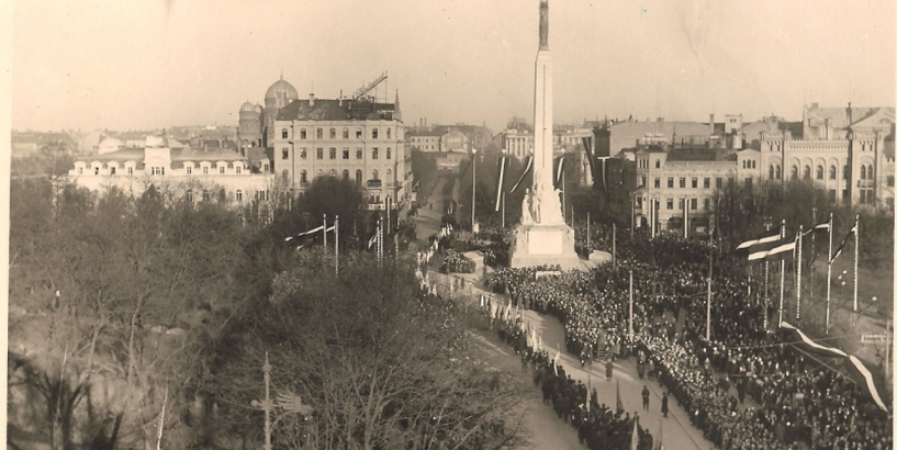 Foto izstāde “Brīvības piemineklis laiku laikos”