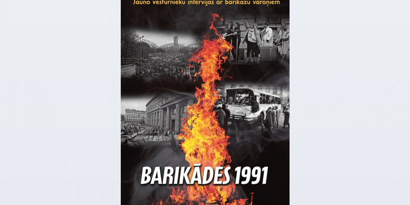 Melnbaltas fotogrāfijas no  barikāžu notikumiem, priekšplānā deg ugunskura