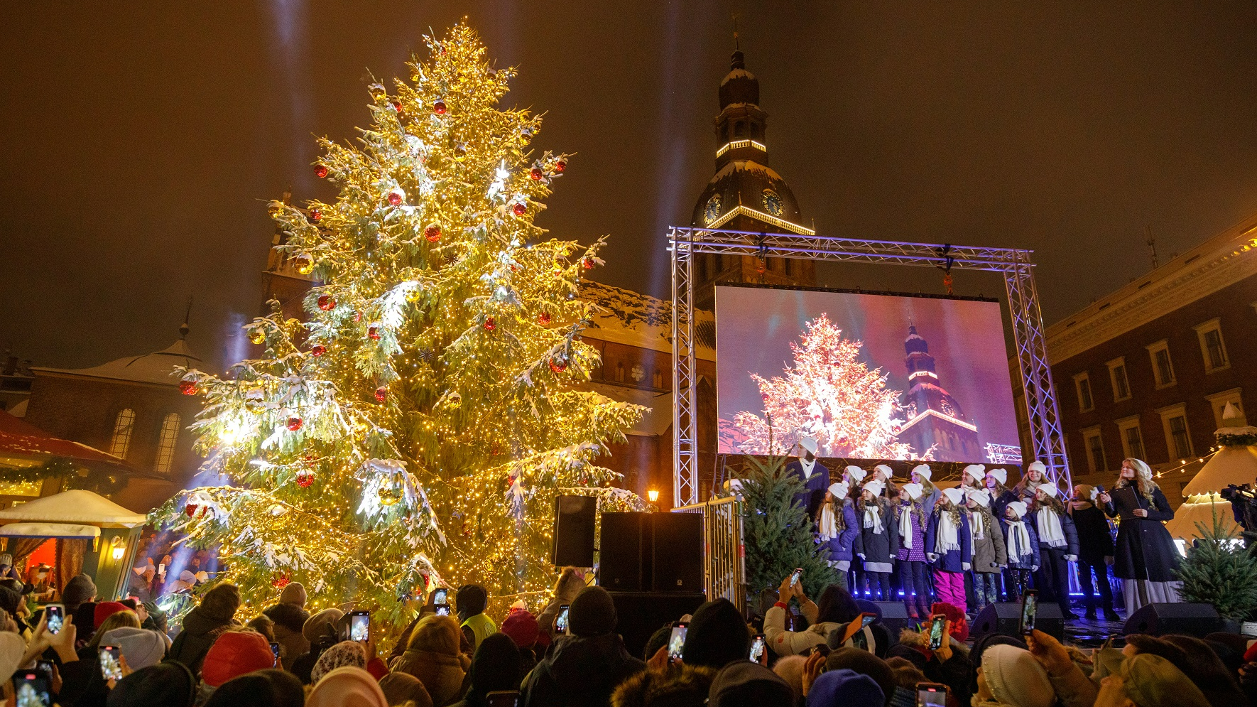 Rīgā iedegta galvenā Ziemassvētku egle un sācies svētku gaidīšanas laiks