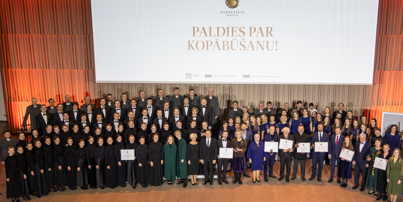 Balvu saņēmēju kopējais foto Mežaparka Lielās estrādes Kokaru zālē