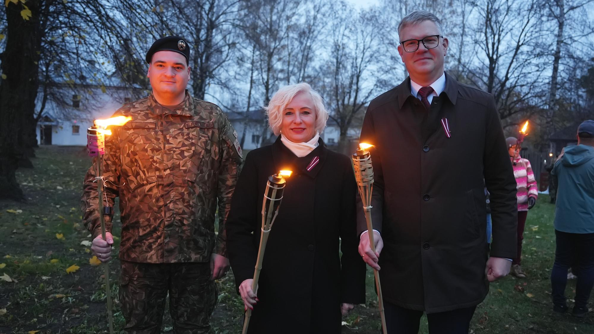 Amatpersonas piedalās lāpu gājienā uz Sudrabkalniņu