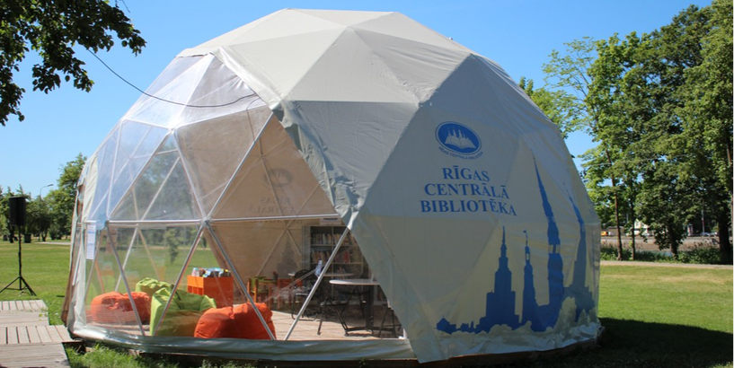 Jaunu sezonu sāk pludmales lasītava Lucavsalā