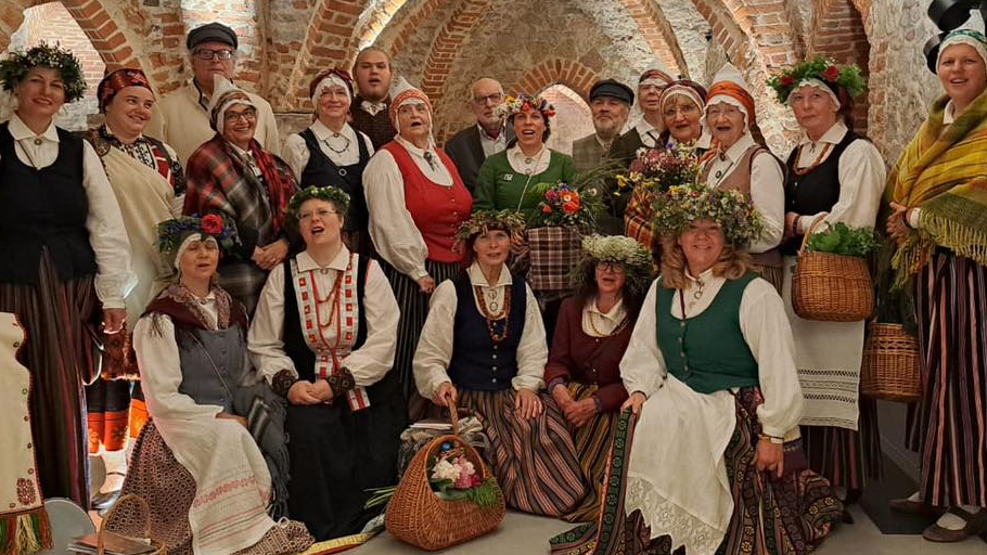 Folkloras kopa “Budēļi” aicina uz 45 gadu jubilejas svinībām