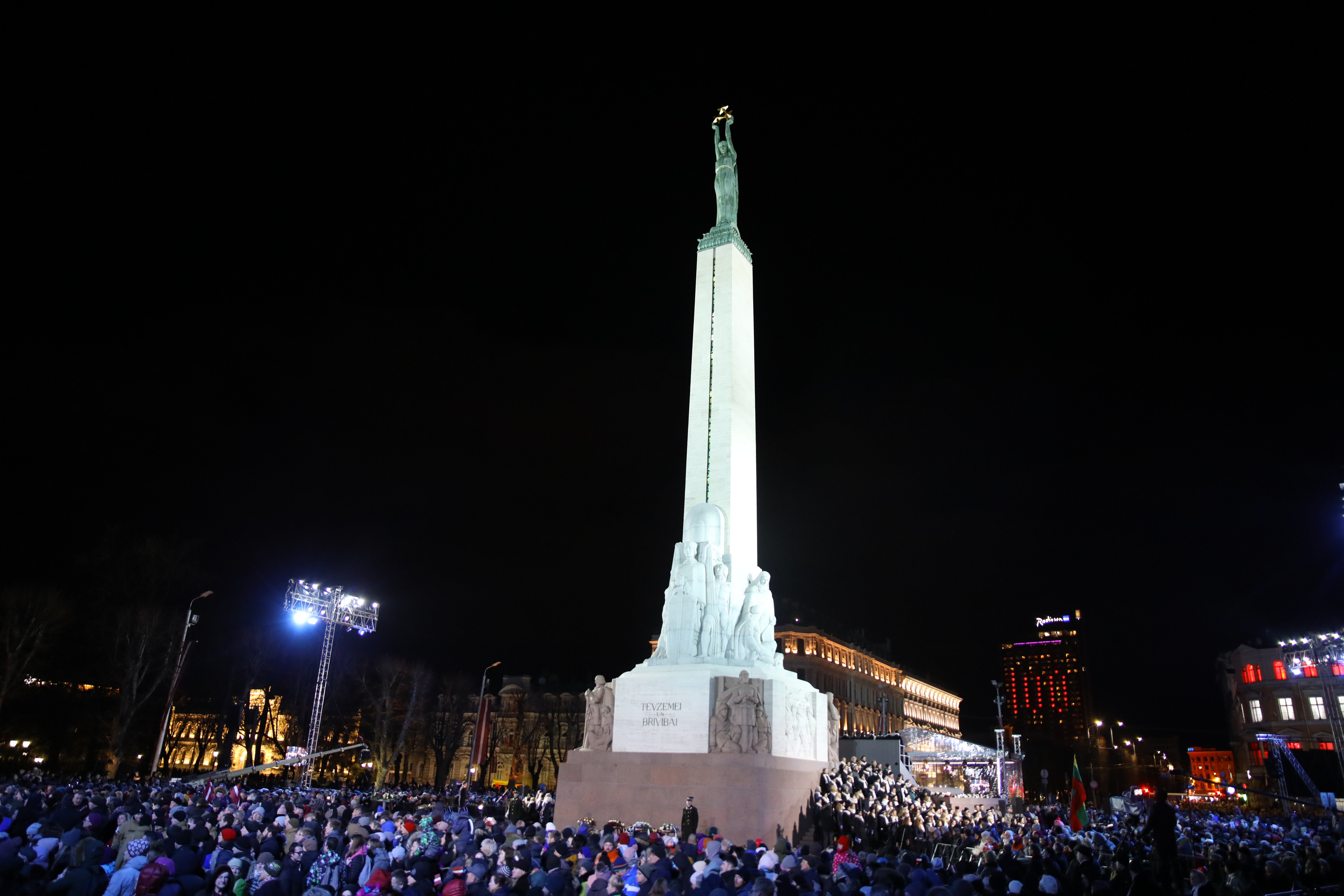 Rīgā atzīmēta Latvijas valsts proklamēšanas simtā gadadiena, svētku pasākumi turpinās   