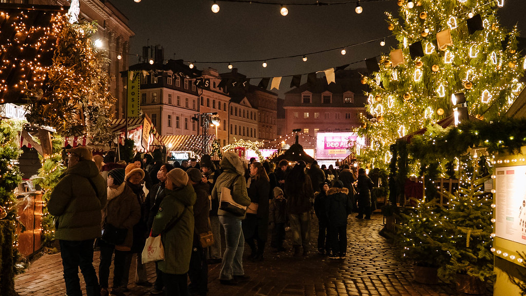 Galvaspilsētas iedzīvotāji un viesi aicināti sagaidīt Jauno gadu līksmās svinībās Vecrīgas laukumos