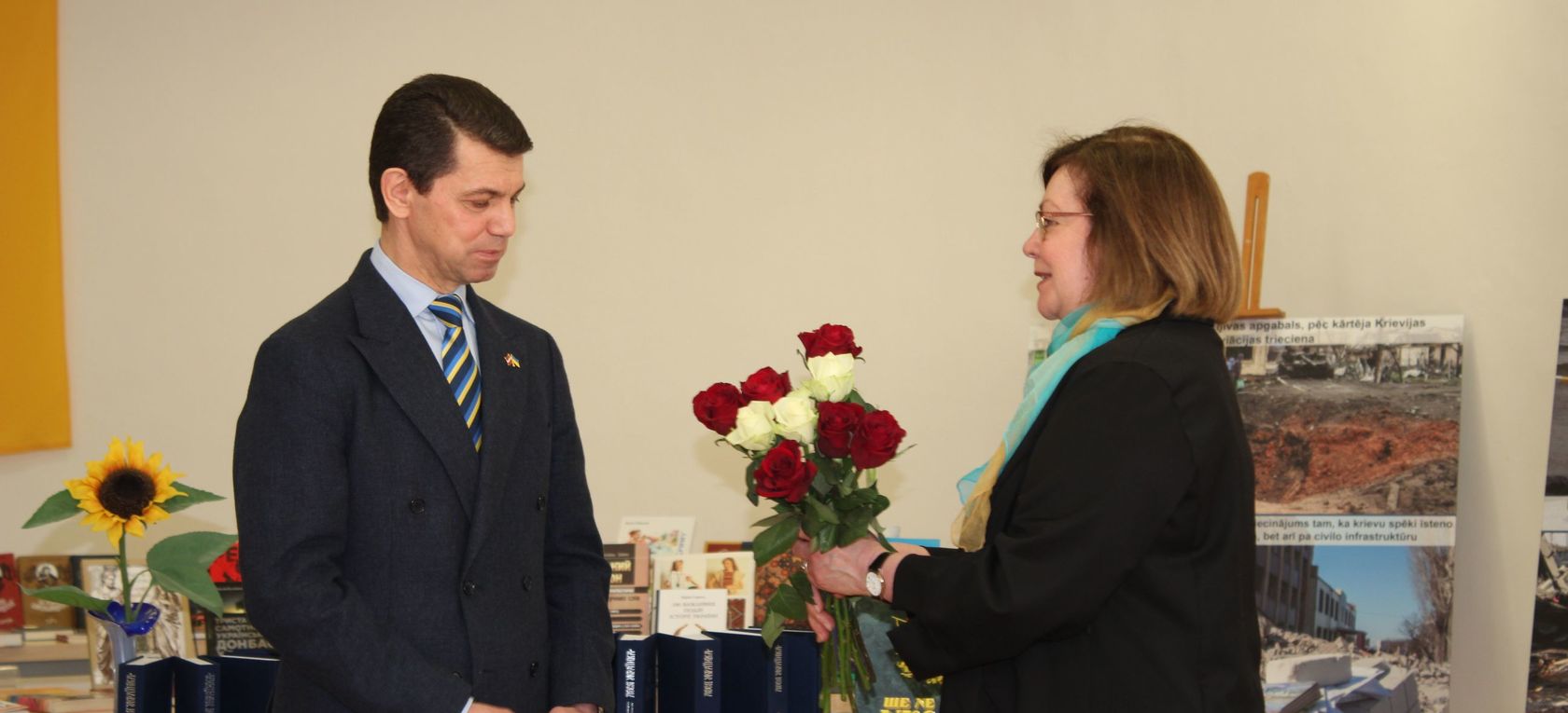 Atklāta Ukrainas vēstniecības dāvinājumu izstāde