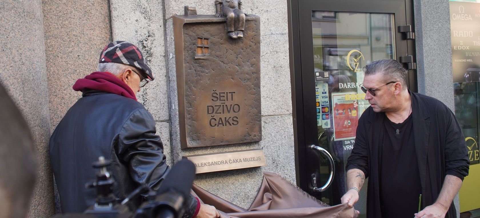 Atklāts Aivara Vilipsōna veidots Aleksandra Čaka piemiņas cilnis