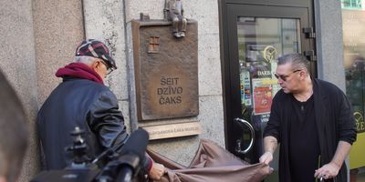 Atklāts Aivara Vilipsōna veidots Aleksandra Čaka piemiņas cilnis