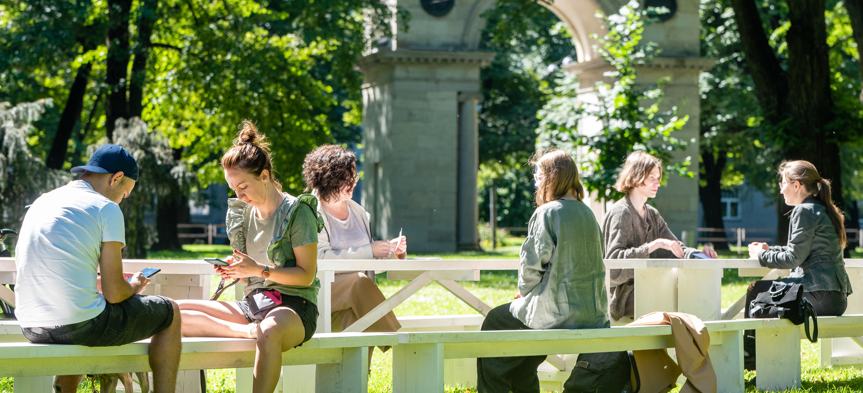 Krāmu tirgus un kaimiņu "ātrie randiņi" Viesturdārzā