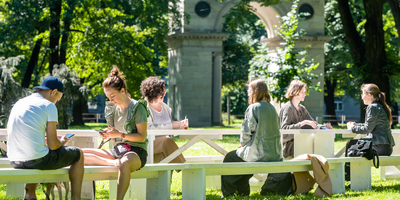 Krāmu tirgus un kaimiņu "ātrie randiņi" Viesturdārzā