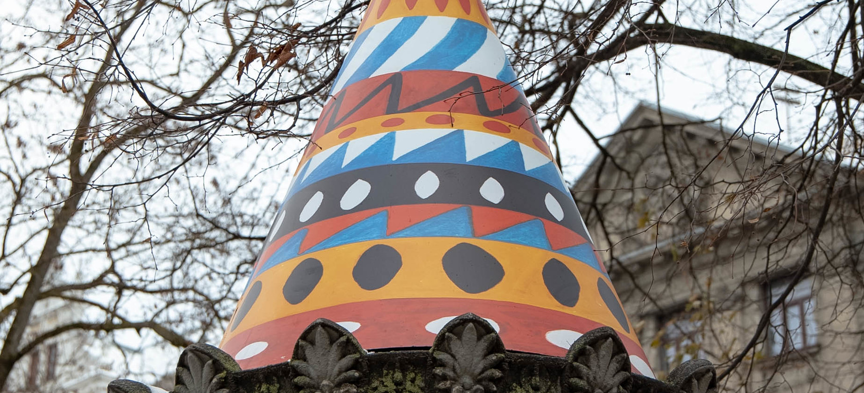 Ziemassvētku cepures uz pilsētas afišu stabiem