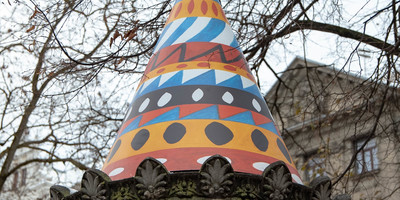 Ziemassvētku cepures uz pilsētas afišu stabiem