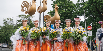 Rīgas kolektīvi Dziesmu un deju svētku gājienā "Novadu dižošanās"