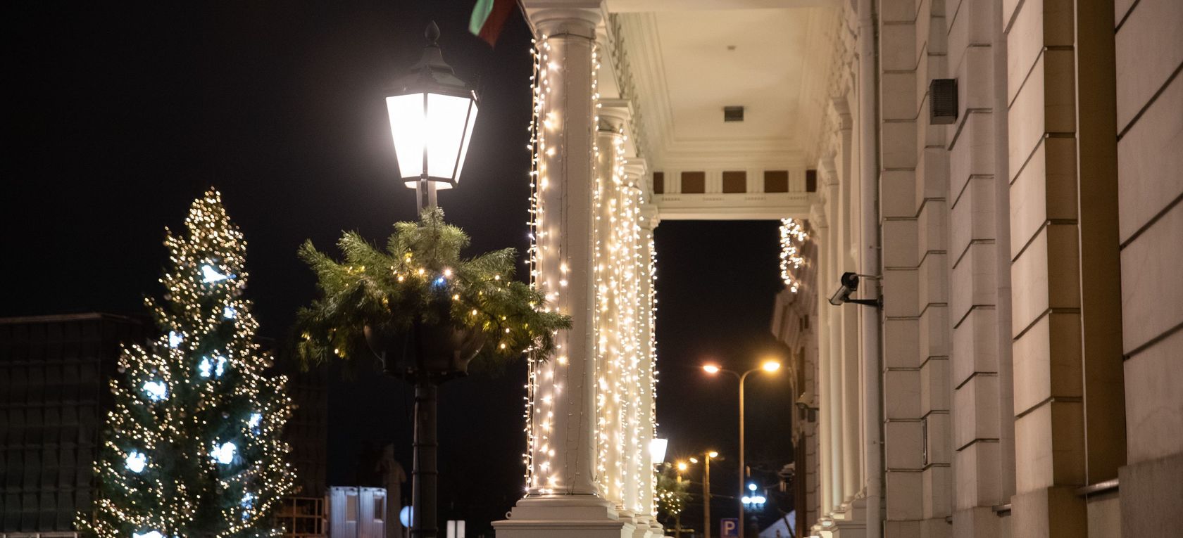 Rīgā iededz Ziemassvētku egles un dekoratīvo apgaismojumu