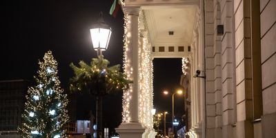 Rīgā iededz Ziemassvētku egles un dekoratīvo apgaismojumu