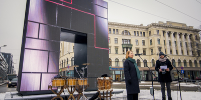 Rīgā sāk darboties vides mākslas objekts – virtuāls piemineklis “Goda vārti”