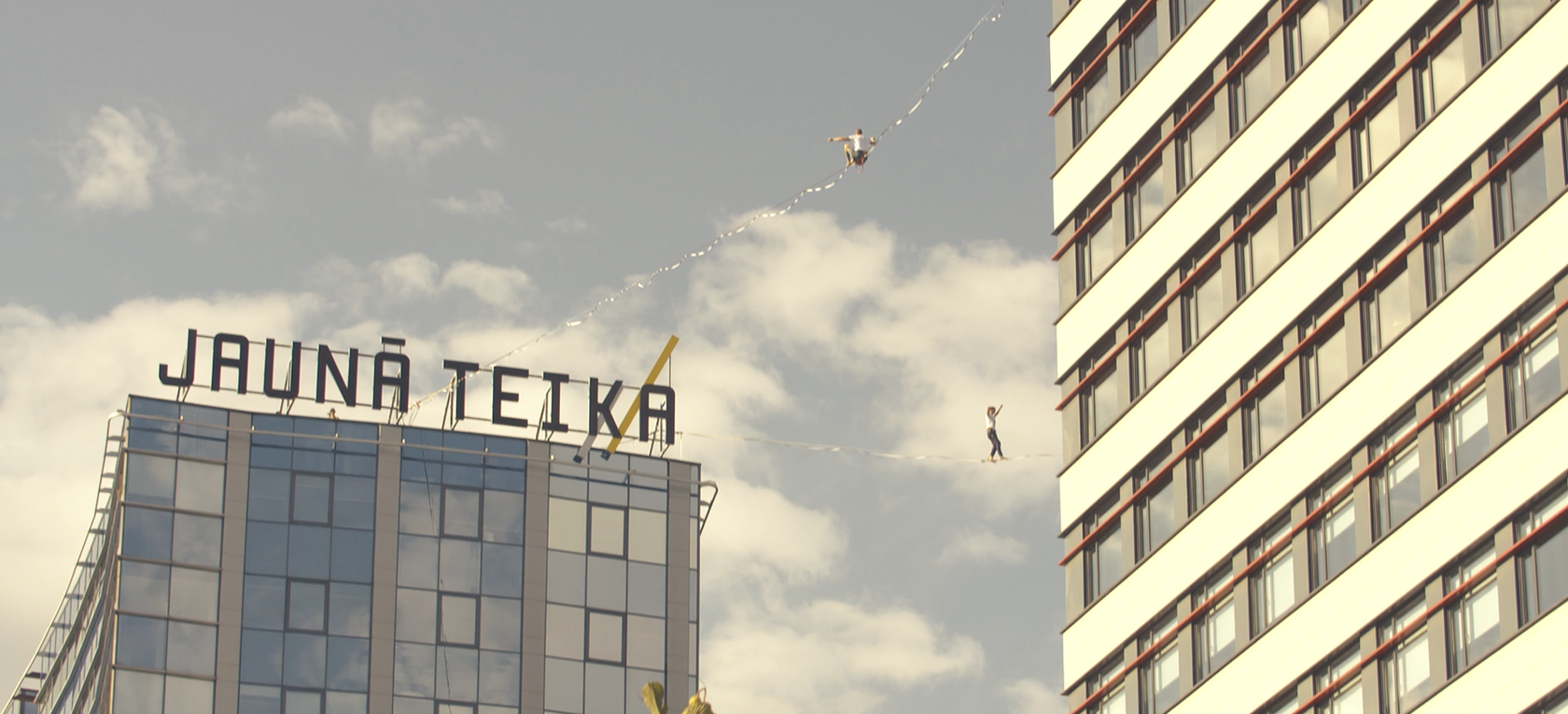 "Paskat, augšā cilvēks staigā!" - Jaunā Teika