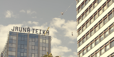 "Paskat, augšā cilvēks staigā!" - Jaunā Teika