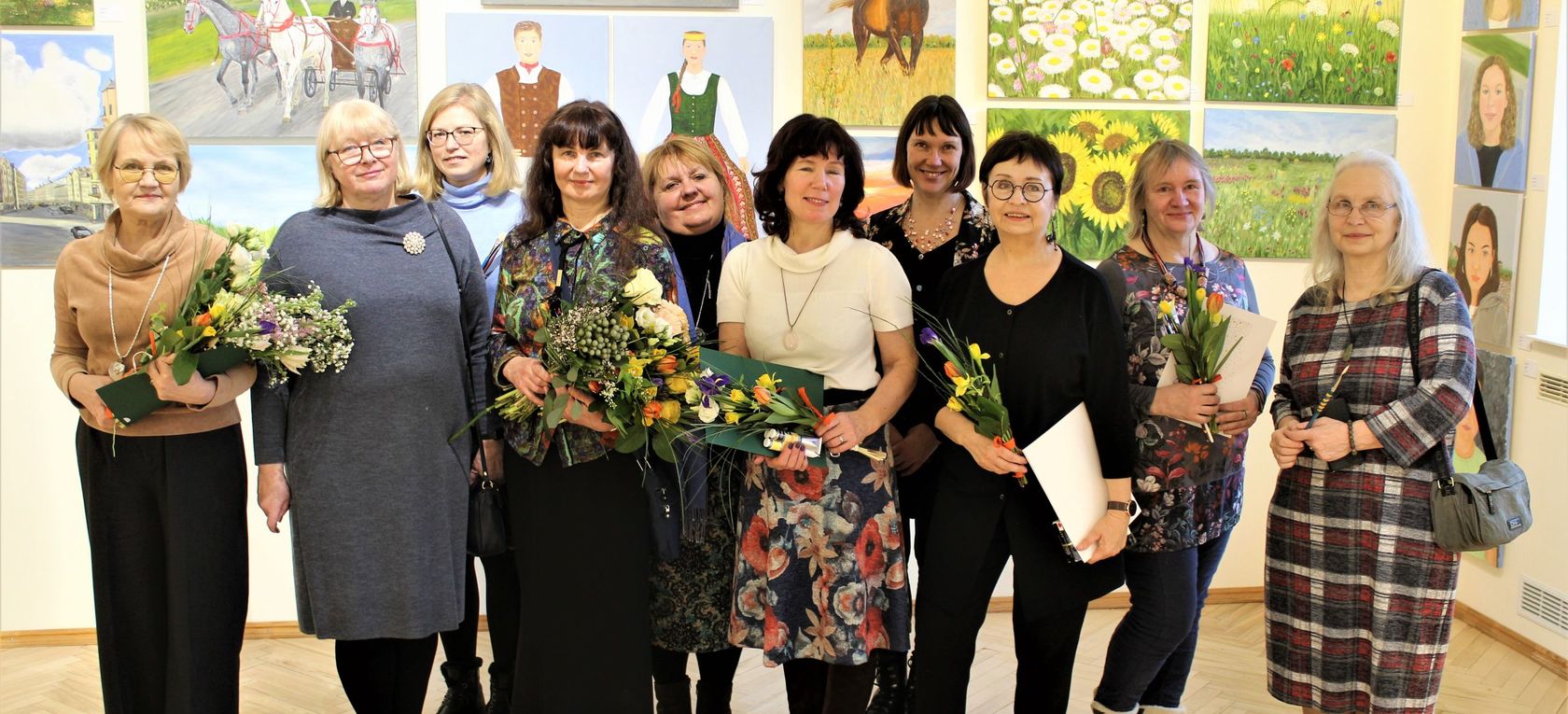 Ar košu gleznu izstādi Tautas tēlotājmākslas studija “Kolorīts” atzīmē 55 gadu jubileju