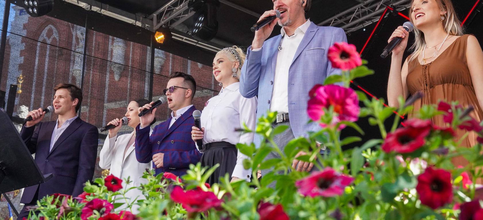 Neatkarības atjaunošanas dienas svētku koncerts “Citādi ceļi” Rātslaukumā