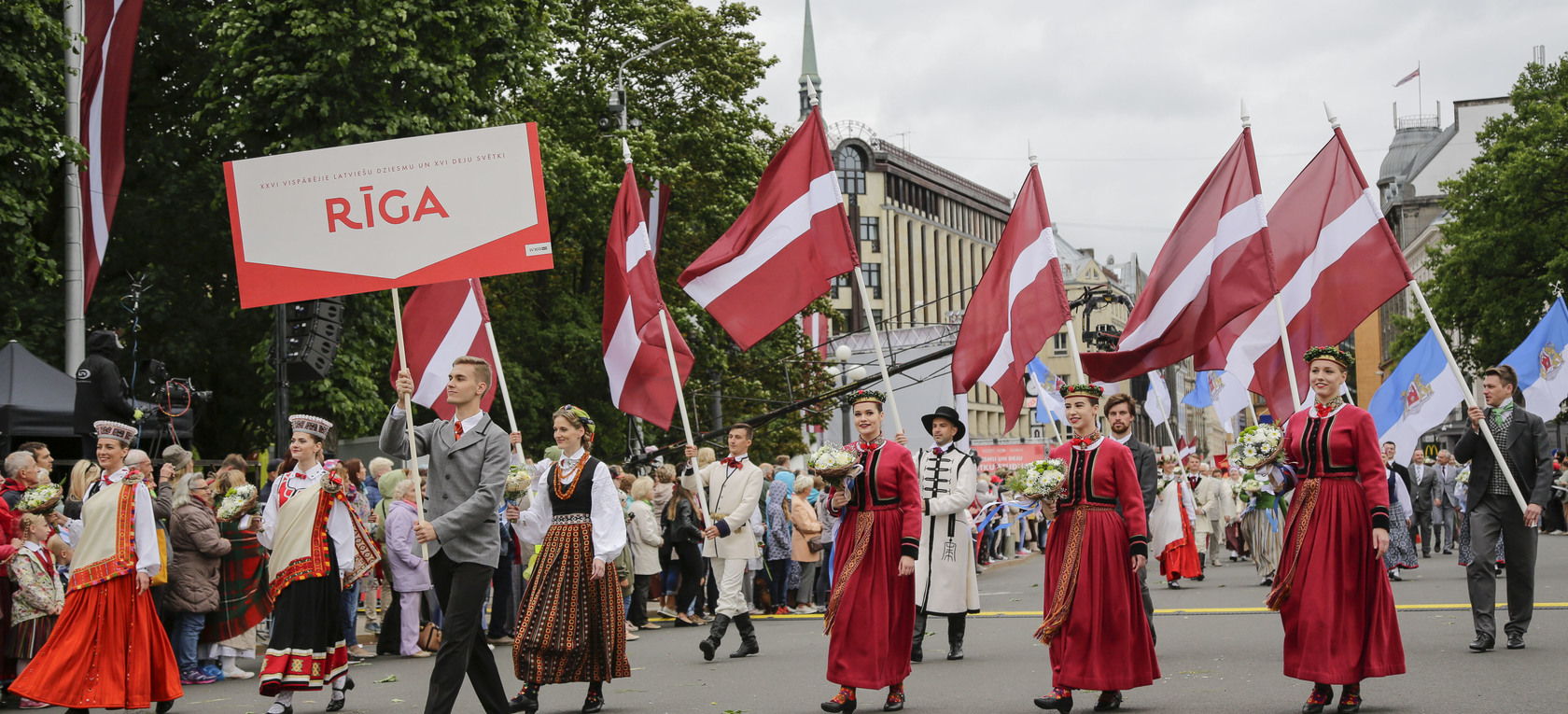 Dziesmu svētku gājienu kuplināja 322 Rīgas amatierkolektīvi
