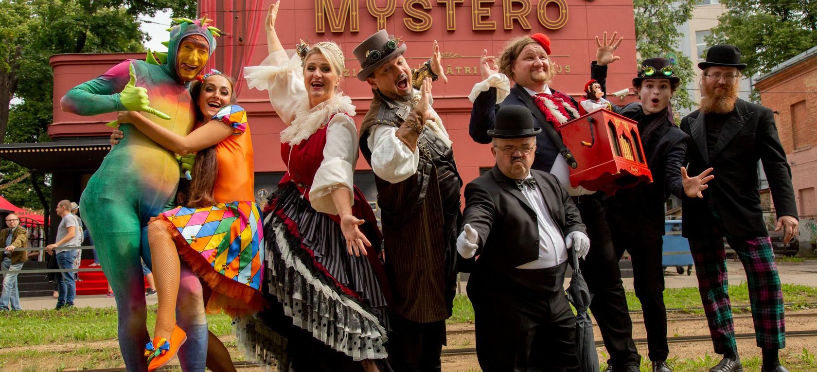 Rīgas vasaras kultūras programmā - "Mystero" organizētā āra ekspozīcija “Brīnumu izstāde”