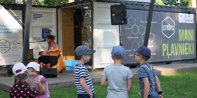  Pļavniekos šogad pirmo reizi vasaras sezonā darbojas mobilā kultūrtelpa “Strops”