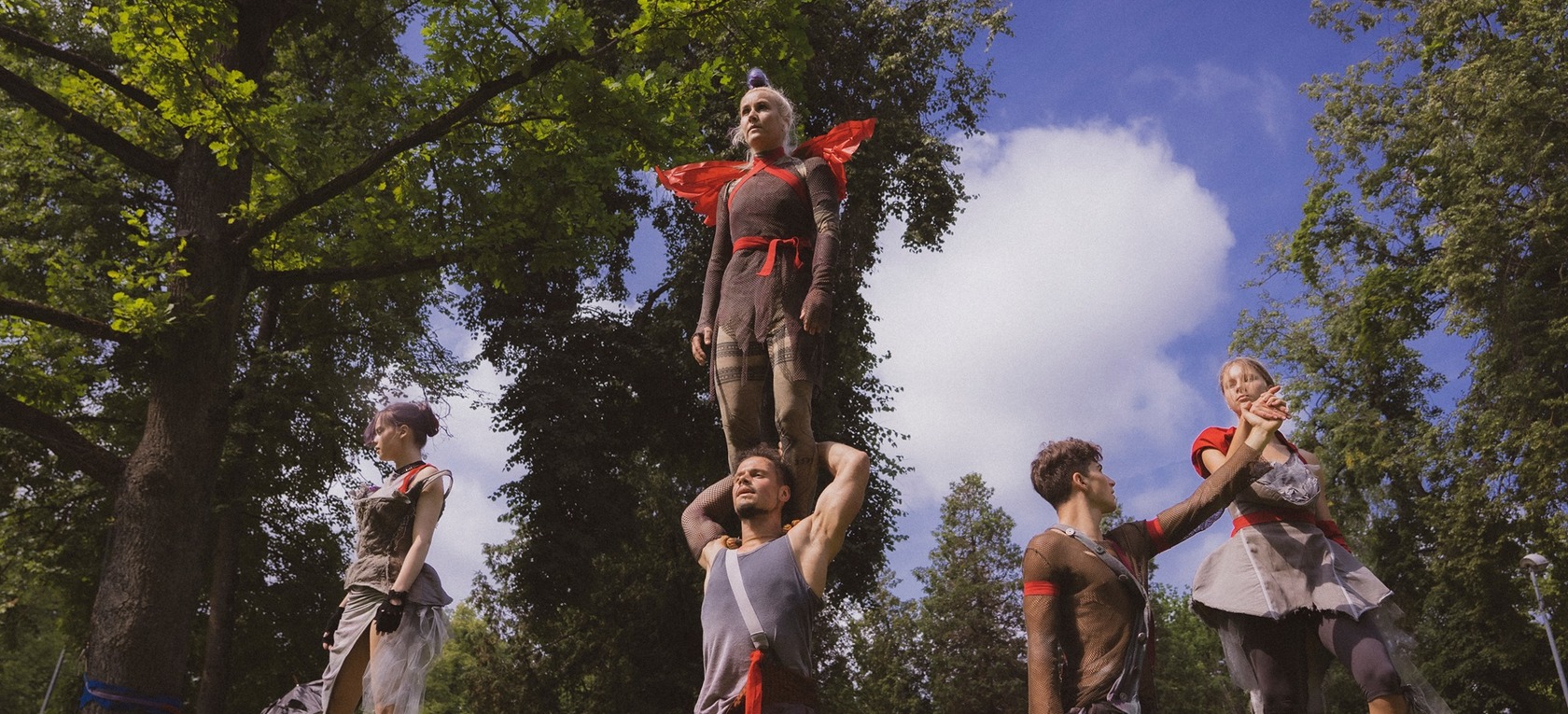 Projekts "Divi9" pārsteidz Rīgas iedzīvotājus ar "pop-up" perfromancēm pilsētvidē