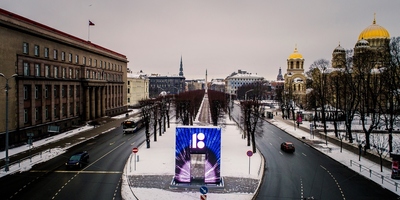 Vides mākslas objekts “Goda vārti” februārī stāsta par Baltijas valstu simtgadi