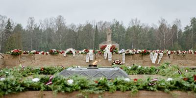 Svinīgā vainagu nolikšanas ceremonija Rīgas Brāļu kapos