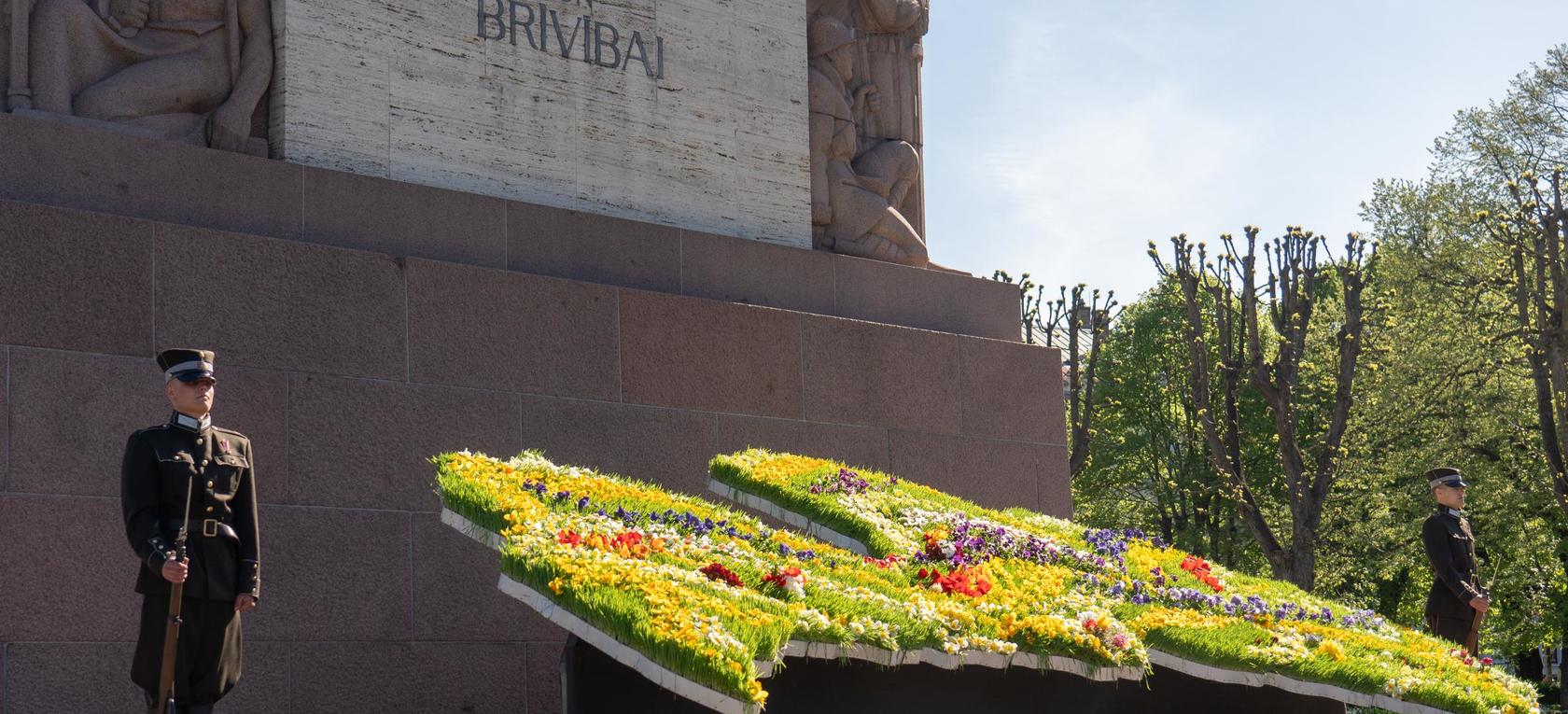 Svinīga ziedu nolikšanas ceremonija pie Brīvības pieminekļa un pūtēju orķestru defilē