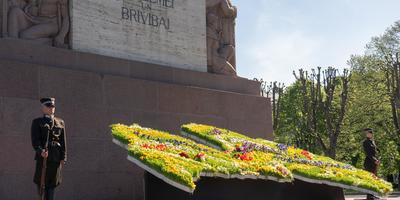 Svinīga ziedu nolikšanas ceremonija pie Brīvības pieminekļa un pūtēju orķestru defilē