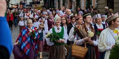 4.maijā Rātslaukumā notika “Ritums” rīkotais koncerts un akcija “Uzvelc tautastērpu par godu Latvijai!”, veltīta Neatkarības atjaunošanas 36. gadadienai.