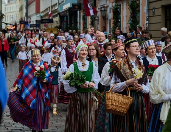 4.maijā Rātslaukumā notika “Ritums” rīkotais koncerts un akcija “Uzvelc tautastērpu par godu Latvijai!”, veltīta Neatkarības atjaunošanas 36. gadadienai.