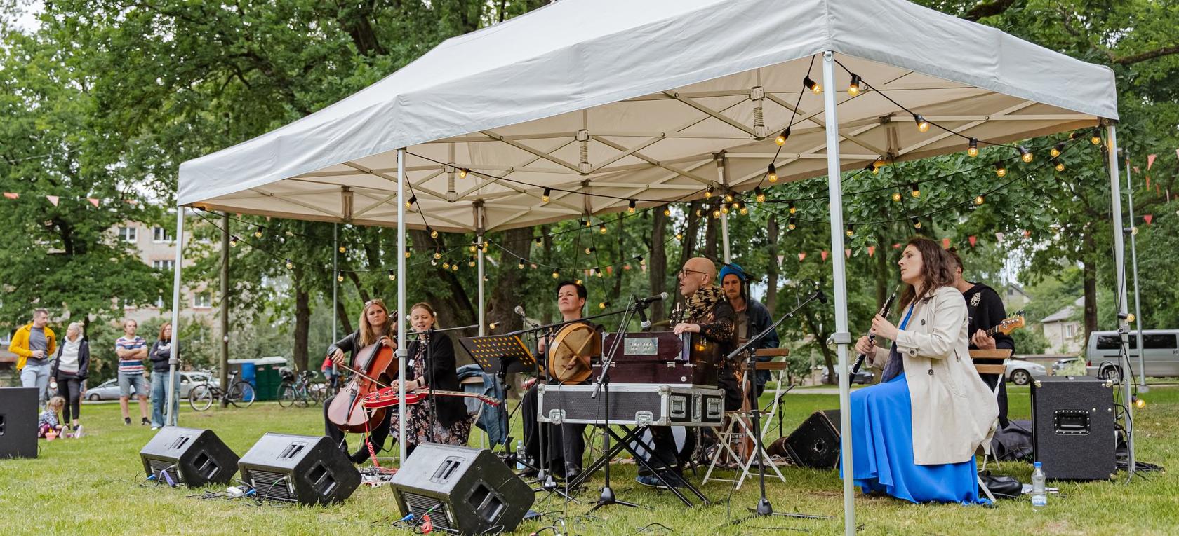 Mūsdienu tautas muzikas grupas "Zāle" koncerts Ēbelmuižas parkā