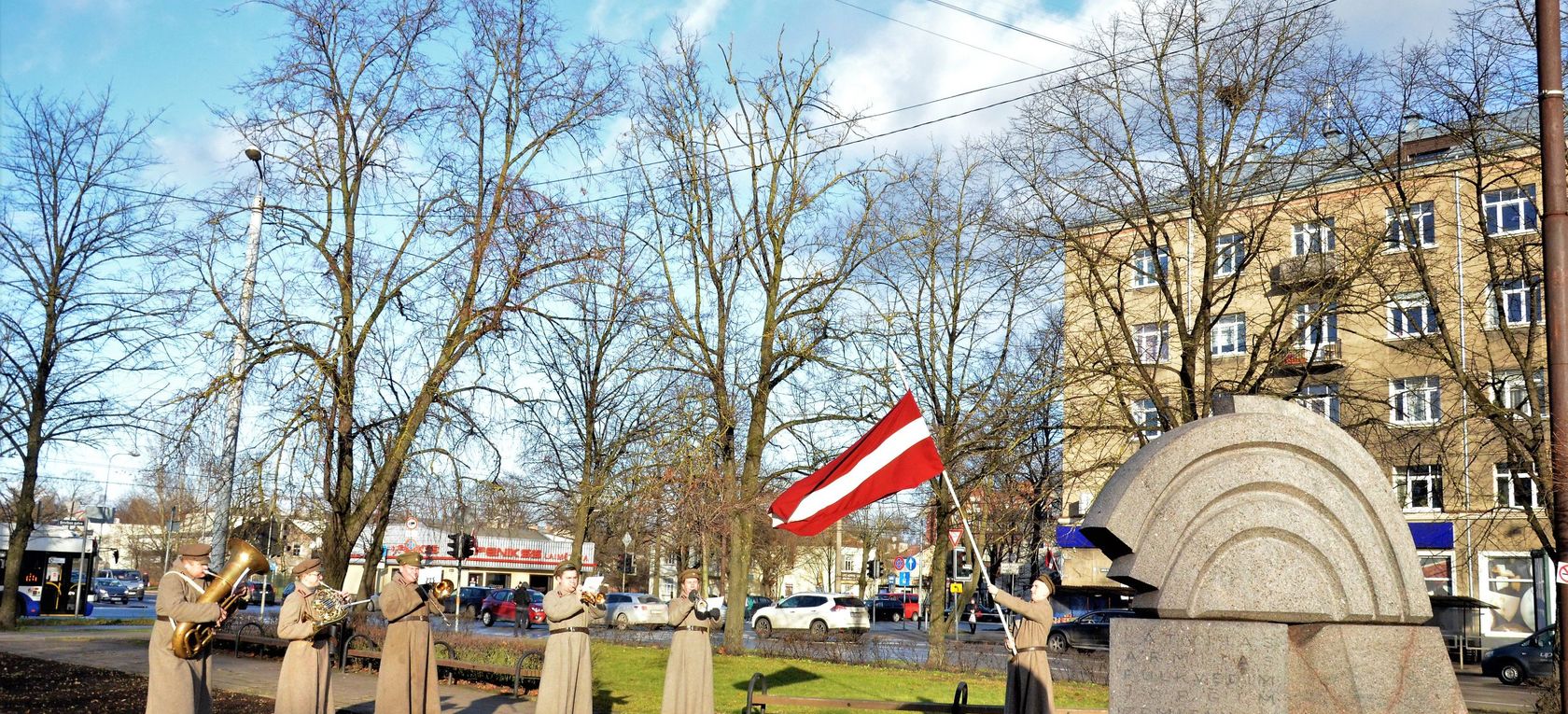 Cel Latviju ar dziesmu!