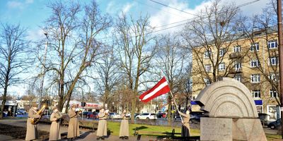 Cel Latviju ar dziesmu!