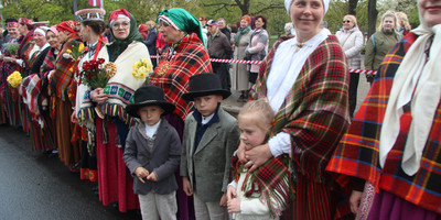 Tautastērpu gājiens “Uzvelc savu tautas tērpu par godu Latvijai” 