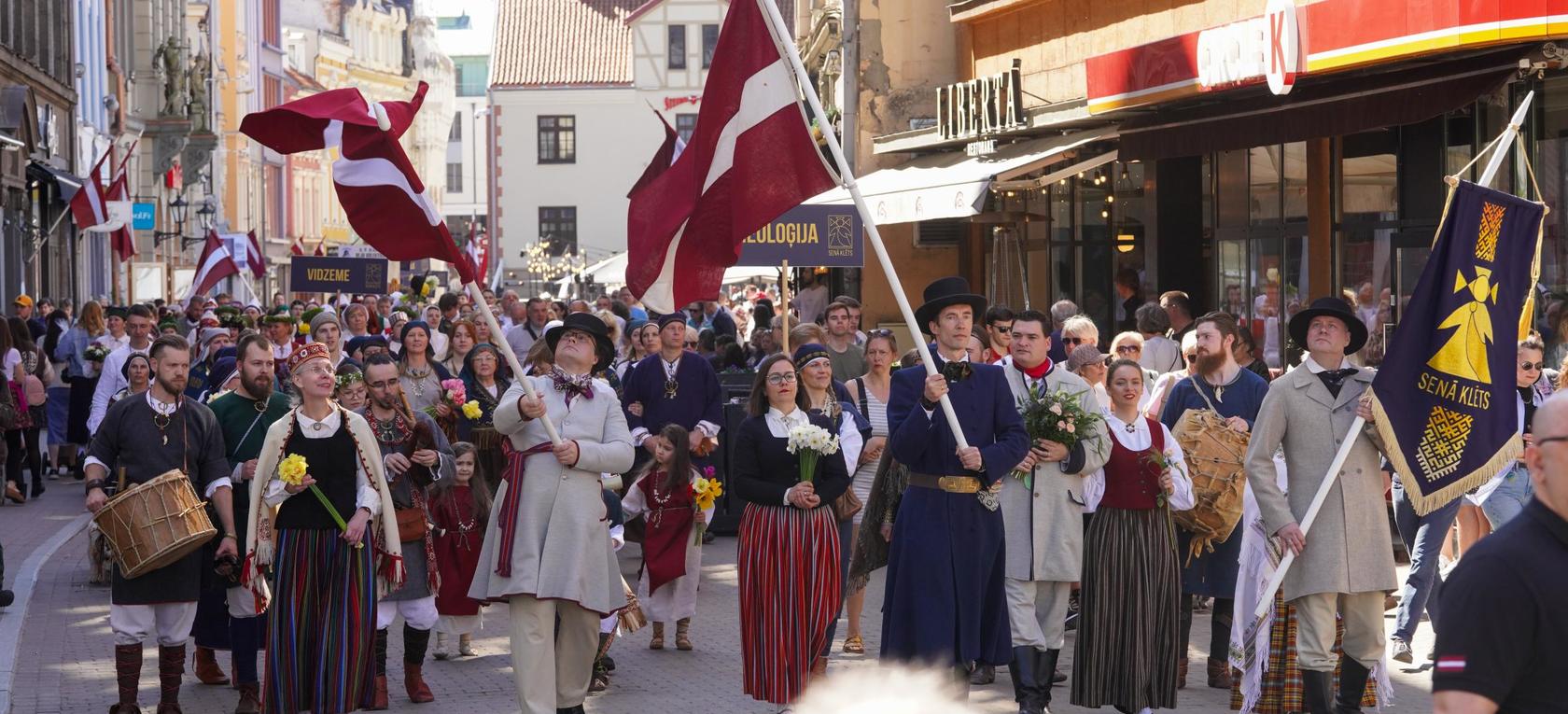 Fotogrāfijas no akcijas “Uzvelc tautas tērpu par godu Latvijai!”