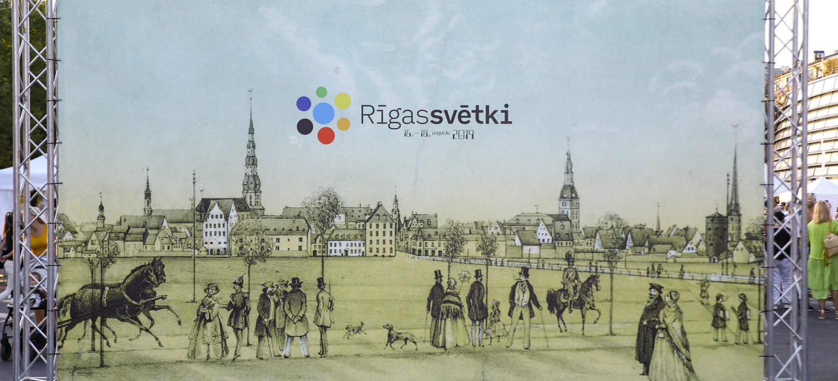 11. novembra krastmalā rīdzinieki svin pilsētas svētkus