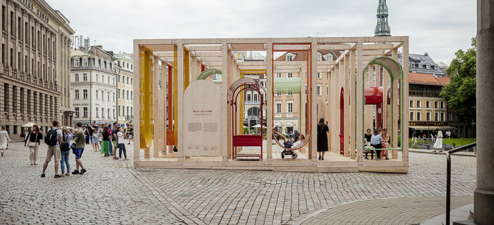 Doma laukumā atklātā interaktīvā lasītava 